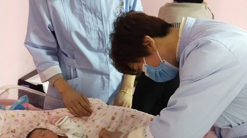 签订育儿嫂合同时，首先要注意合同内容的详尽。合同中应包含以下内容：