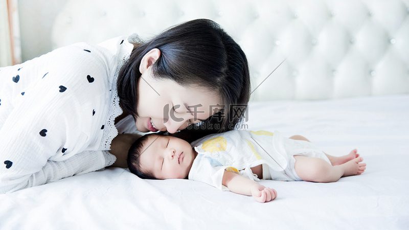 育儿嫂中介费，揭秘其中的“猫腻